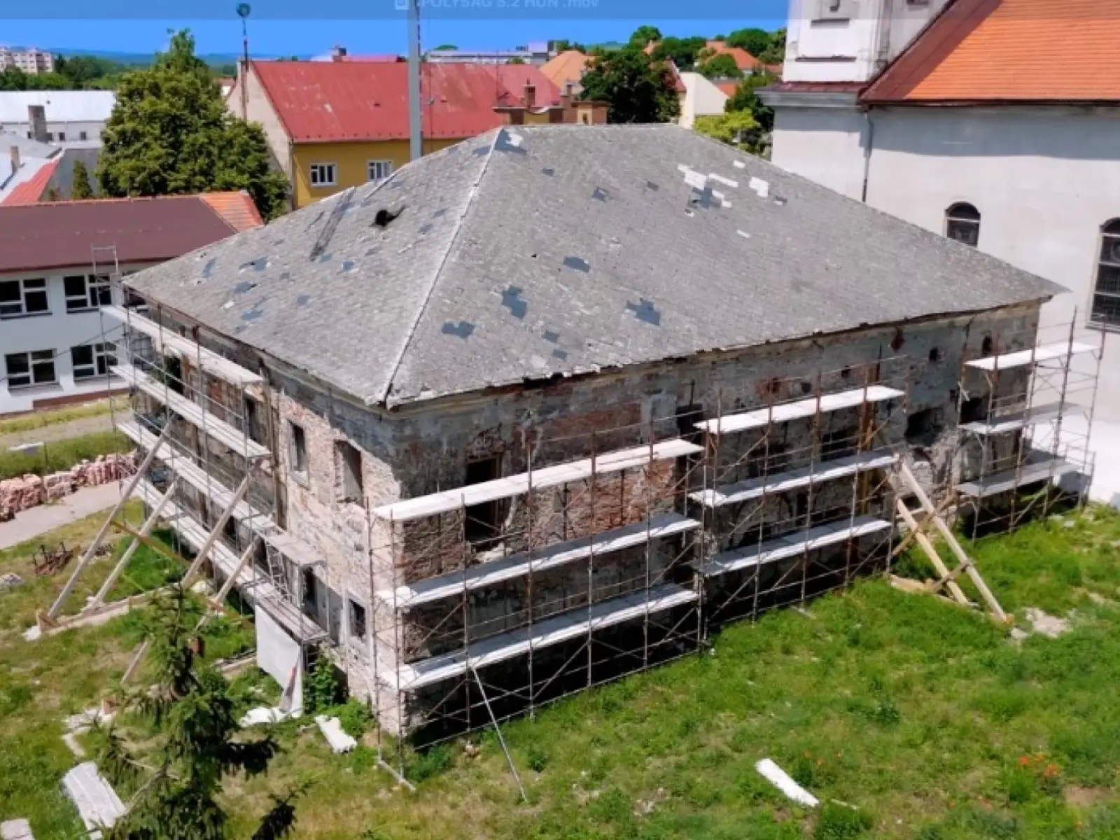 Kláštor so starou strechou pred rekonštrukciou Kláštor so starou strechou pred rekonštrukciou