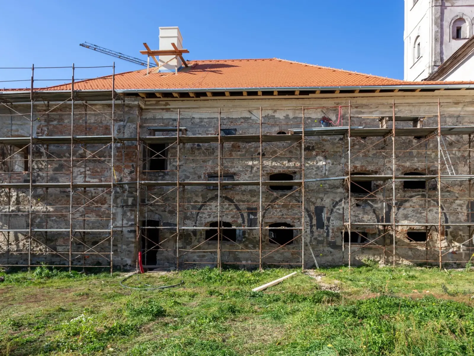 Kláštor s novou strechou Kláštor s novou strechou